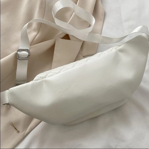 💙 Women’s Faux Leather White Quilted Medium Sized Adjustable Strap Fanny Pack - Picture 6 of 6